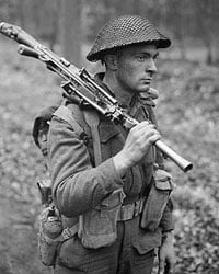 Канадский солдат с пулеметом Bren (1945 г.)